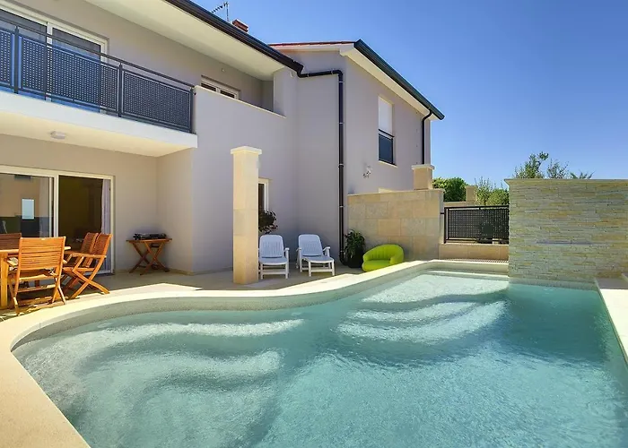 펜션 Strandnahe Mit Privatem Pool, Wlan, Terrasse, Grill 반졸레