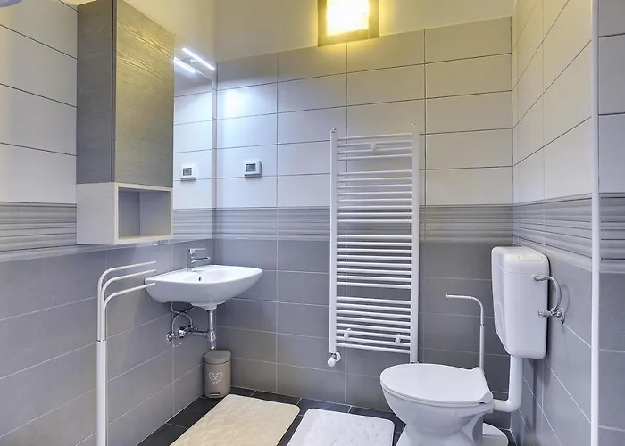Strandnahe Mit Privatem Pool, Wlan, Terrasse, Grill 반졸레
