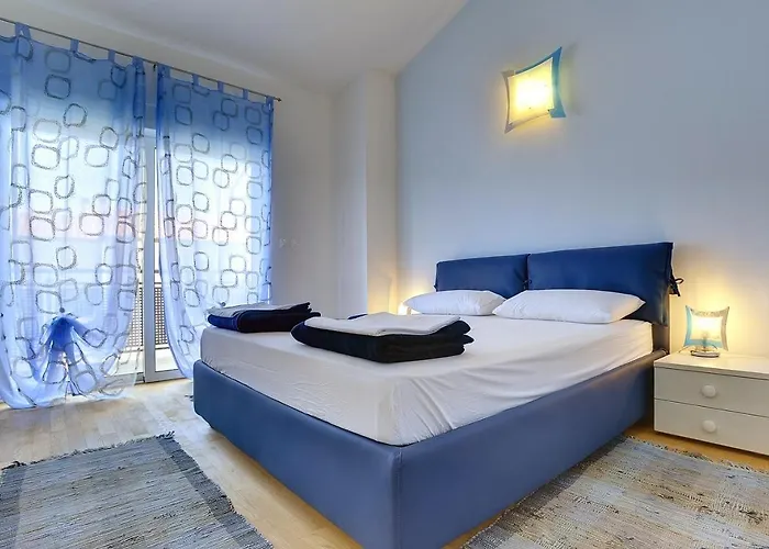 펜션 Strandnahe Mit Privatem Pool, Wlan, Terrasse, Grill 반졸레