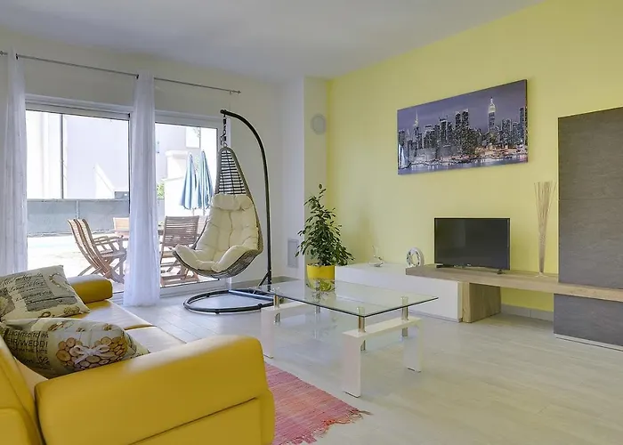 펜션 Strandnahe Mit Privatem Pool, Wlan, Terrasse, Grill 반졸레