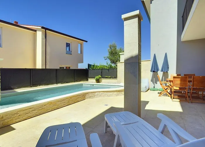 Strandnahe Mit Privatem Pool, Wlan, Terrasse, Grill * 반졸레