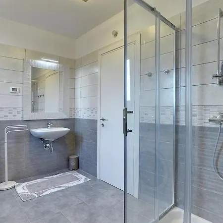 Strandnahe Mit Privatem Pool, Wlan, Terrasse, Grill * Банджоле